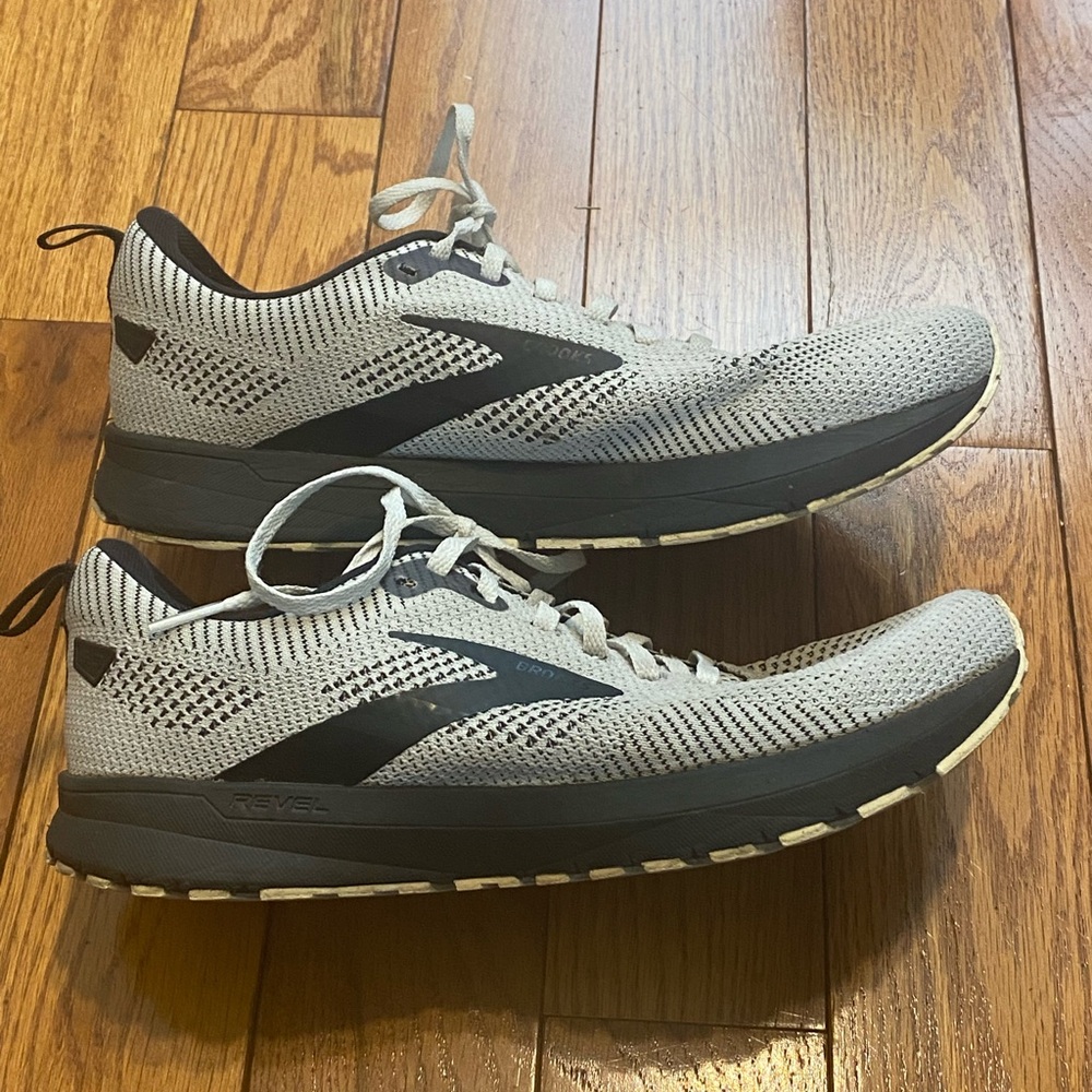 Women's Brooks Revel 5 White Black Running‎ Shoes Size 9.5 1203611B121